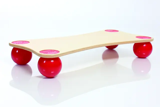 Togu Balanza Ballstep Wood w/ Red Size 89 x 43 x14 cm. Weight 5150g 
