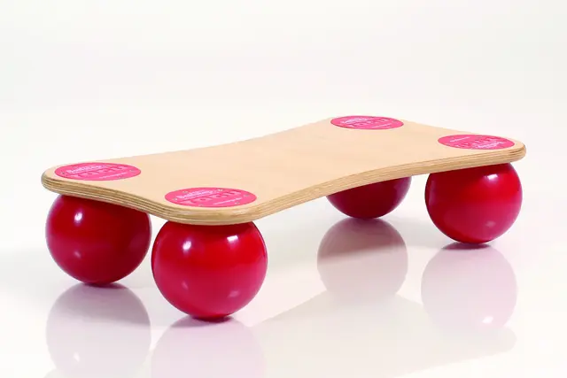Togu Balanza Ballstep Mini. Wood w. Red Size 64 x 34 x 14 cm. Weight 2.900g 